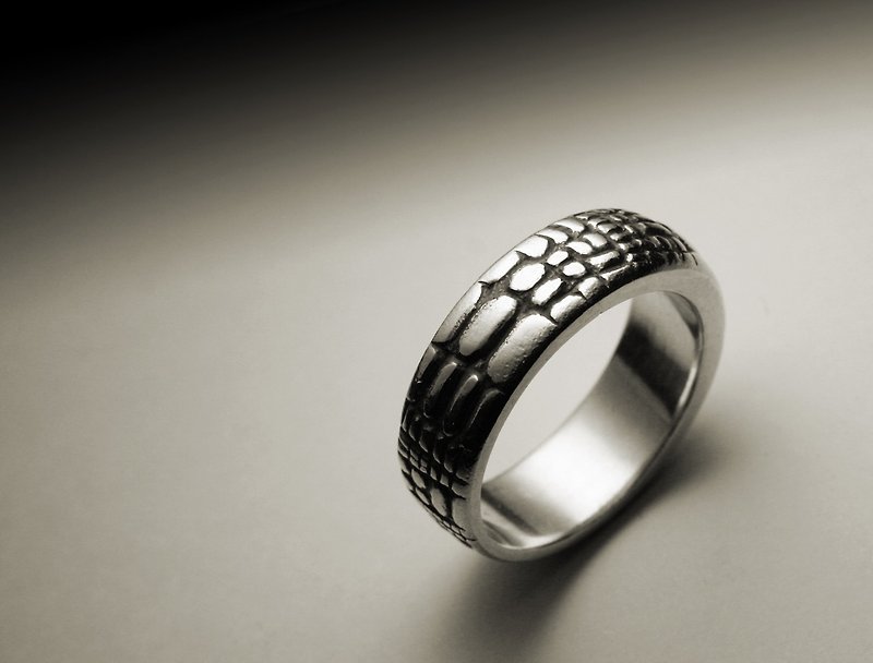 窄版鱷魚皮花紋戒指 - 戒指 - 其他金屬 銀色