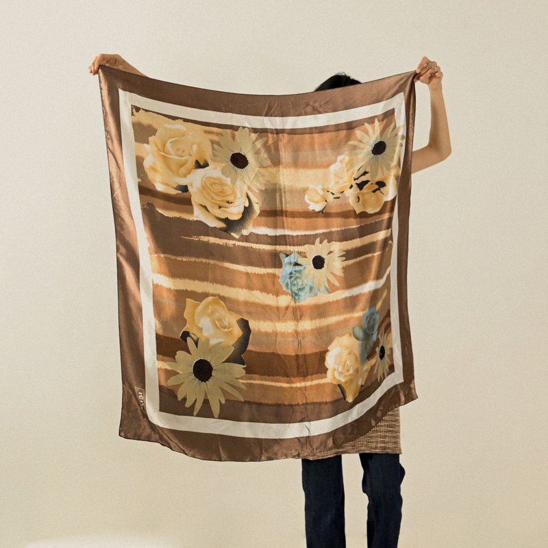 【NaSuBi Vintage】花卉印花古著絲巾 - 絲巾 - 其他人造纖維 咖啡色