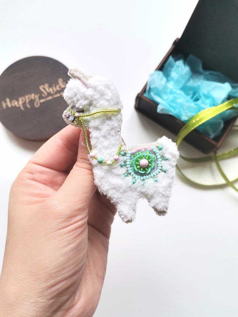 Llama jewelry brooch beaded, llama shawl pin, handmade llama - 胸針 - 聚酯纖維 白色