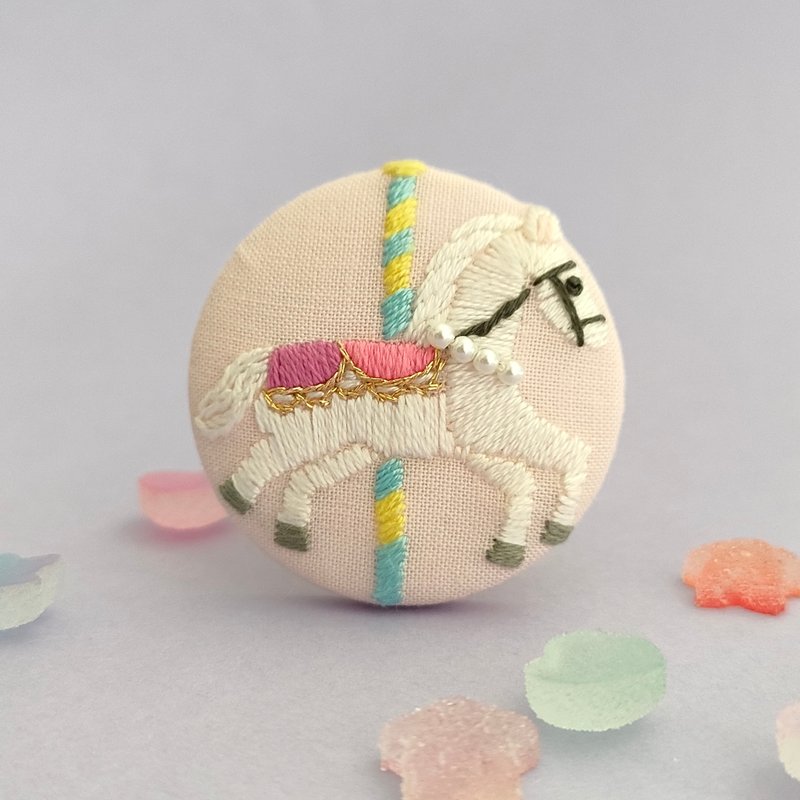 メリーゴーランドの白いお馬さん刺繍ブローチ - 胸針 - 棉．麻 白色