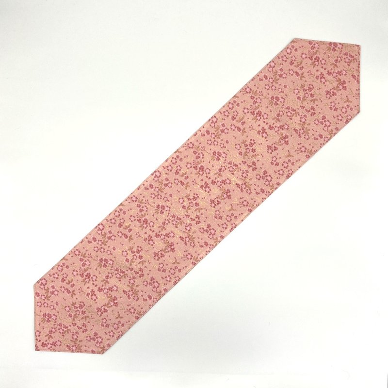 A stylish table runner rug with a Japanese pattern made from Kyoto Nishijin-ori fabric. - Other - Polyester Pink