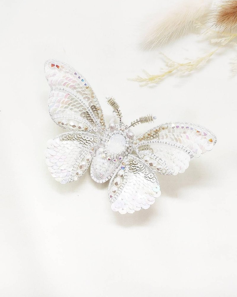 珠寶刺繡立體水晶昆蟲胸針-純白雅致飛蛾胸針 - 胸針 - 其他金屬 白色