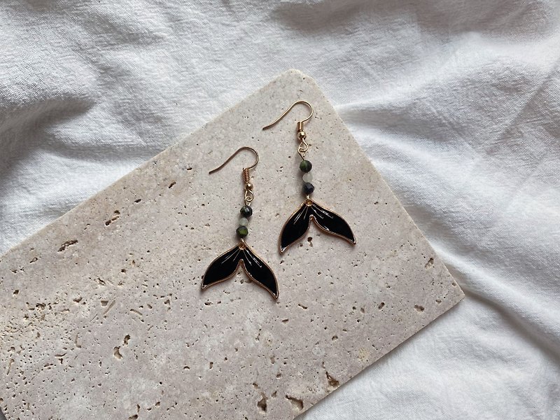 [Mermaid Secret] Handmade Dark Black Fishtail Taiyu Xiuyu 14K Gold-Packed Earrings Earhooks - ต่างหู - เครื่องเพชรพลอย สีดำ