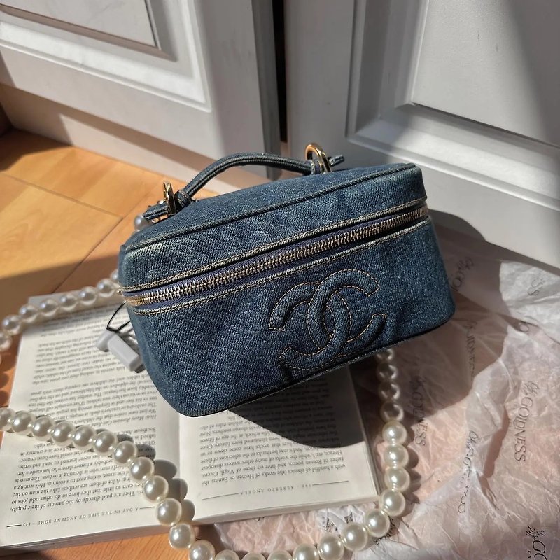 Second-hand bag Chanel Chanel denim vanity cosmetic handbag - Toiletry Bags & Pouches - Cotton & Hemp Blue