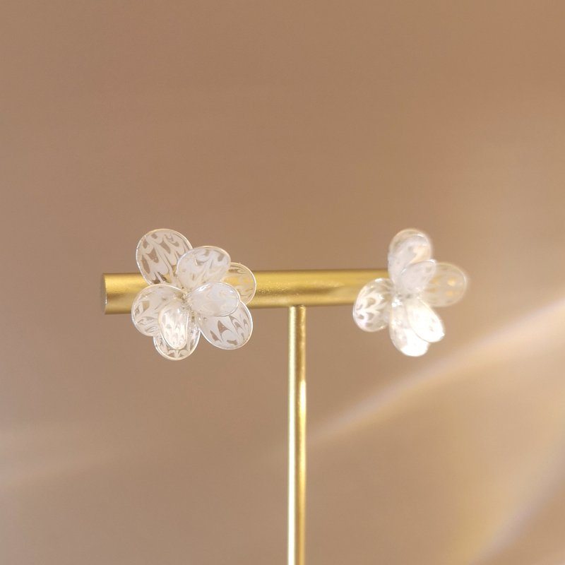 繡球花 | 孔雀纹 | 925銀銲接系列 | 耳針 | 樹脂水晶花飾品 - 耳環/耳夾/耳骨夾 - 銀 白色