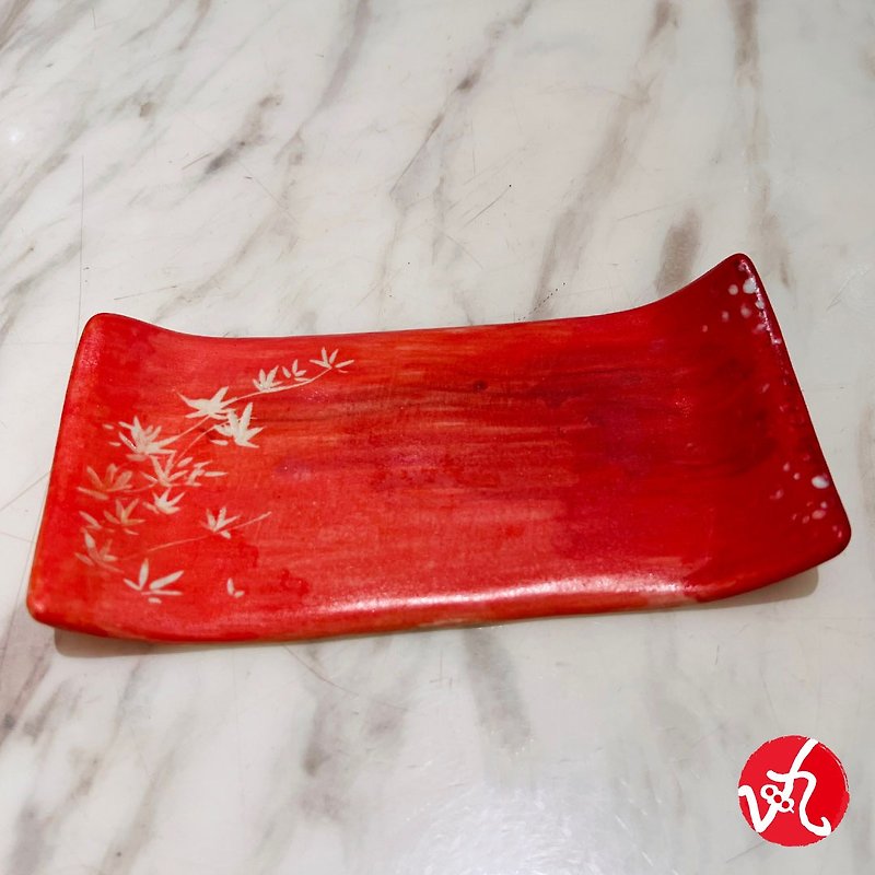 Maple leaves in coral color 17x8.3 cm hand-painted pottery - จานและถาด - ดินเผา สีแดง