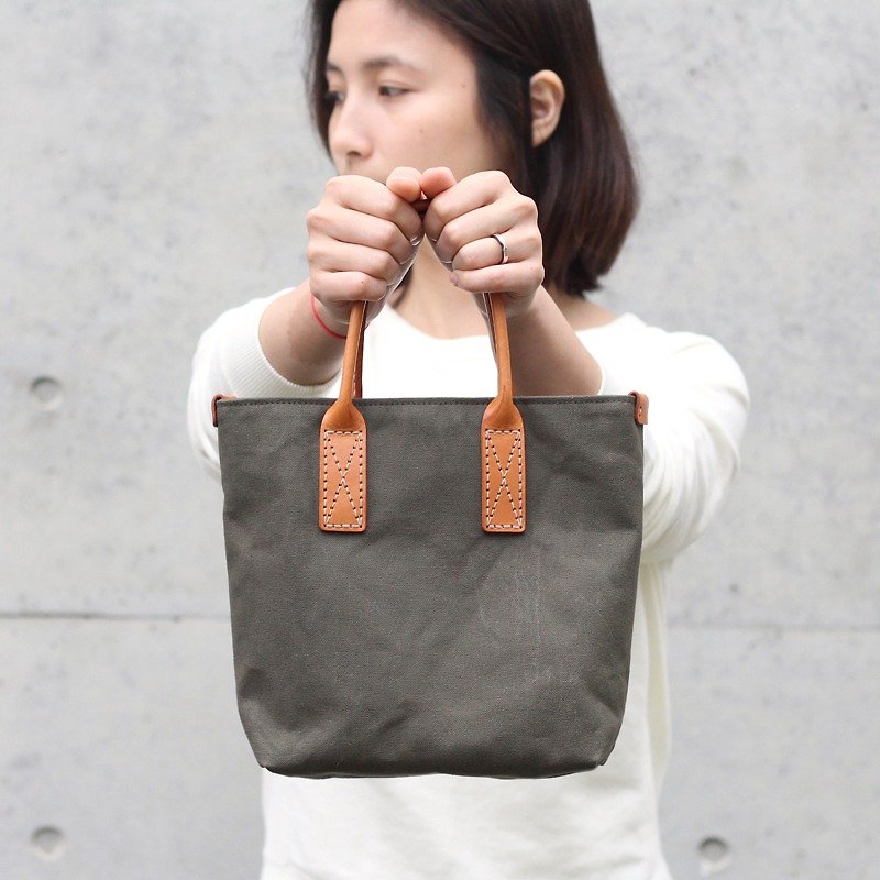 Paraffin canvas leather carry bag - Olive Green - กระเป๋าถือ - ผ้าฝ้าย/ผ้าลินิน สีเขียว