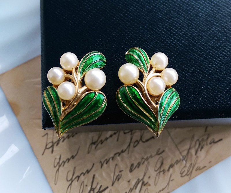 Vintage Jewelry 西洋古董飾品 TRIFARI 圖鑑款 綠葉珠 夾式耳環 - 耳環/耳夾/耳骨夾 - 其他金屬 金色