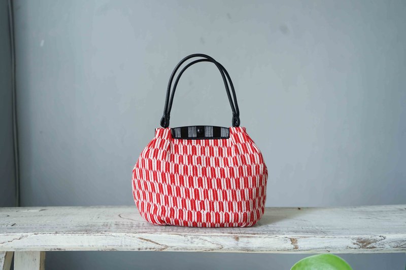 尋寶復古古董包-日本傳統紋樣幾何箭羽紋紅白布面手提口金小包 - 手提包/手提袋 - 其他材質 紅色