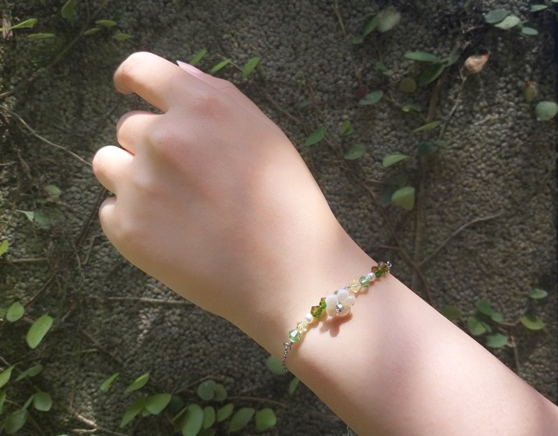 - Deep in the mountains and old forests - Carved shells x Swarovski crystal bracelet (all made of Stainless Steel) - สร้อยข้อมือ - สแตนเลส สีเขียว