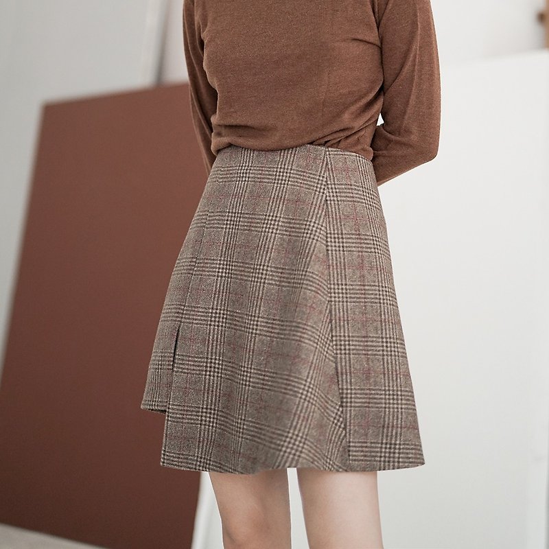 Brown red grid retro coffee grid irregular irregular wear two short skirts cute and a little sexy look 2 WAYS | vitatha Fanta original design independent women's brand - กระโปรง - ขนแกะ สีนำ้ตาล
