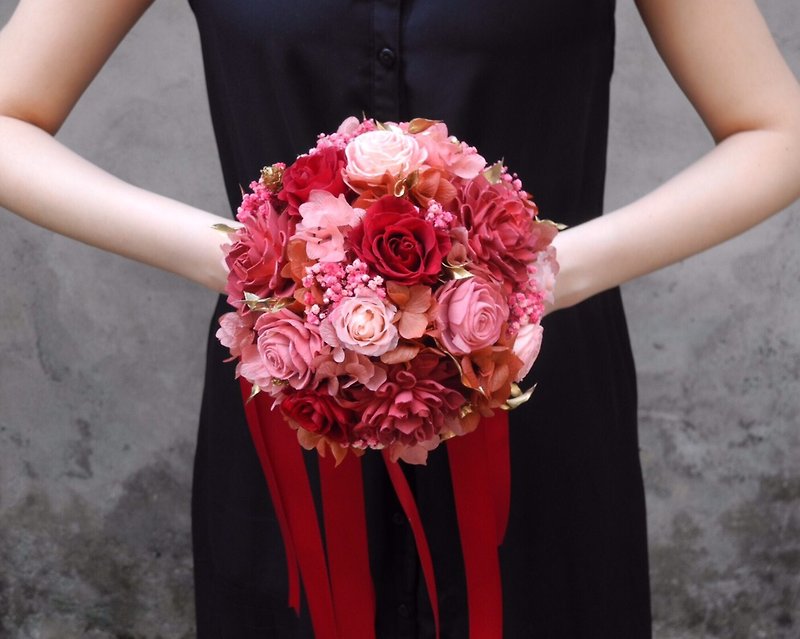 Patti Florist Happy Wedding Red No Withered Flowers + Dry Round Bouquet - ช่อดอกไม้แห้ง - พืช/ดอกไม้ สีแดง