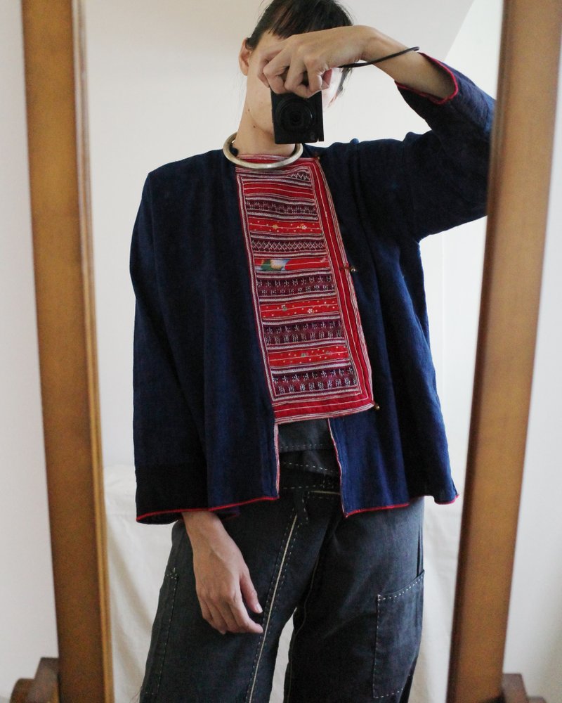 Vintage Miao blue dyed embroidered top jacket - อื่นๆ - ผ้าฝ้าย/ผ้าลินิน 