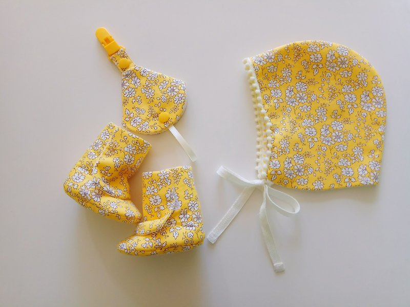  <黃>小花彌月禮物  嬰兒長筒靴+二合一奶嘴夾+綁帶嬰兒帽  - 彌月禮盒 - 棉．麻 黃色
