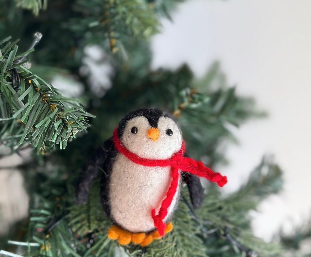 羊毛フェルトのクリスマスオーナメント -レッドスカーフをかぶったペンギン