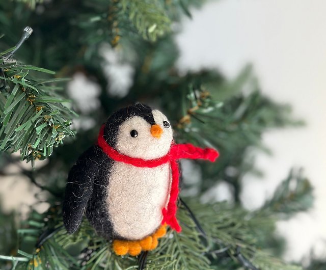 羊毛フェルトのクリスマスオーナメント -レッドスカーフをかぶったペンギン