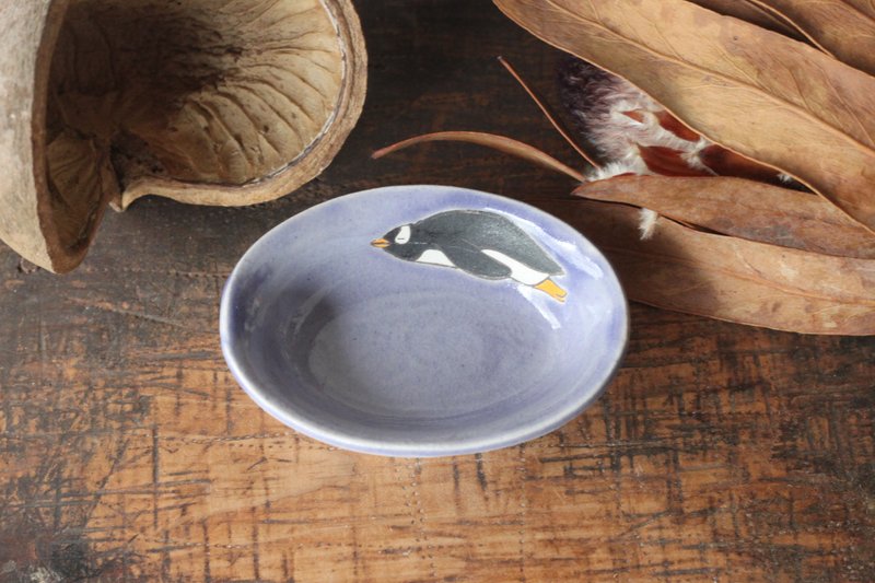 Tiny plate with Adelee penguin - จานและถาด - ดินเผา สีดำ