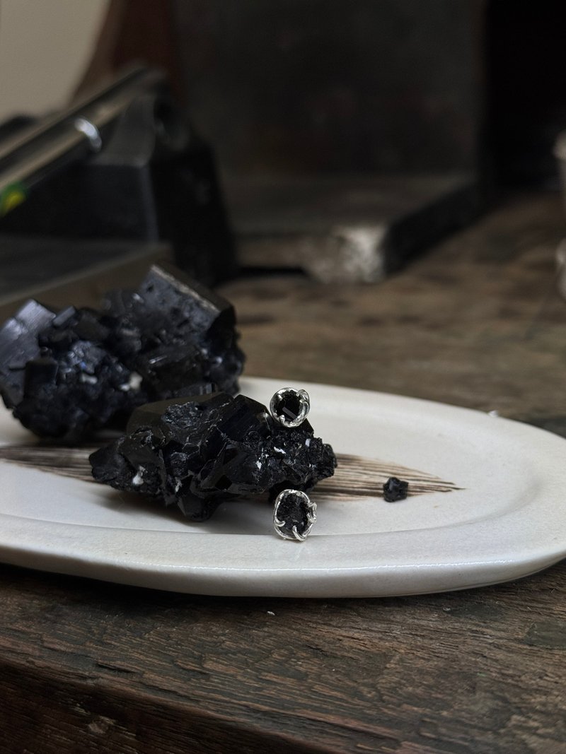 純銀耳環 / 納米比亞黑碧璽原礦/深沙 - 耳環/耳夾/耳骨夾 - 純銀 黑色