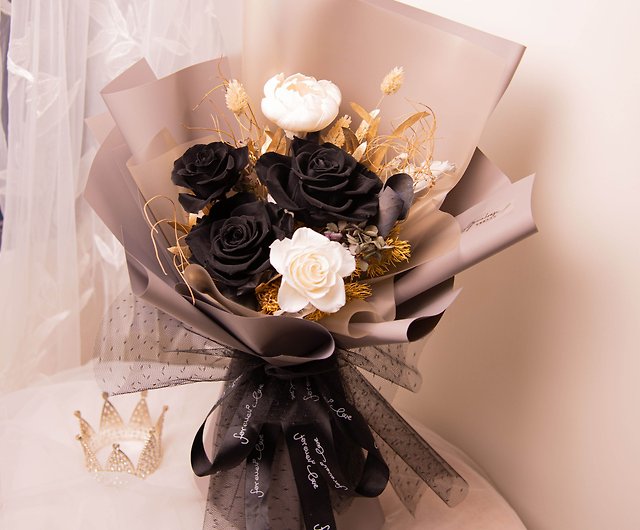 Exclusive dried flowers black and white
