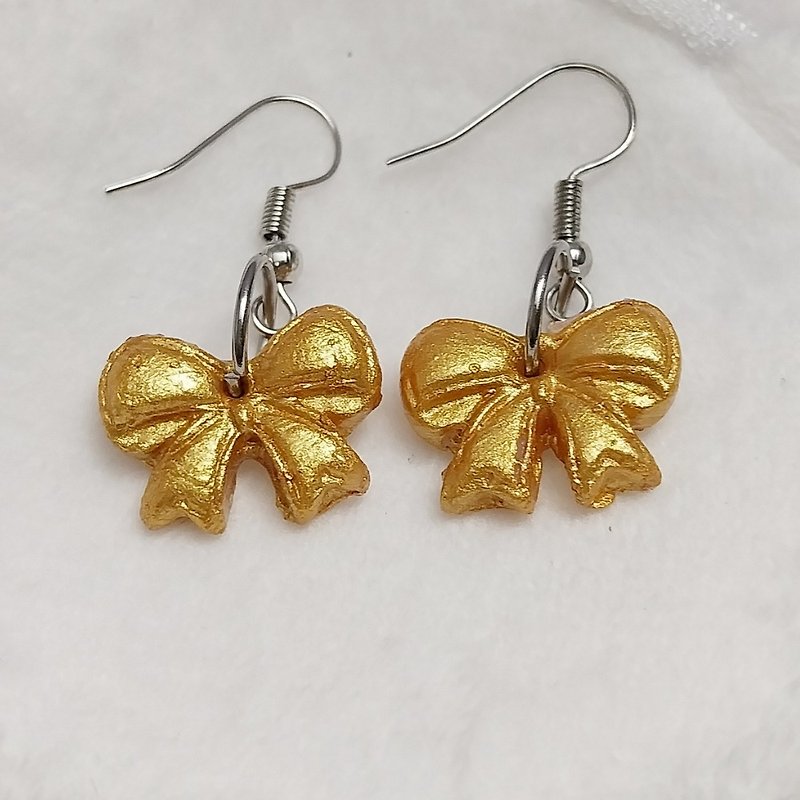 ็Bow Gold Color Earring Handmade Air Dry Clay Eco Friendly Stainless Hook - Earrings & Clip-ons - Clay Gold