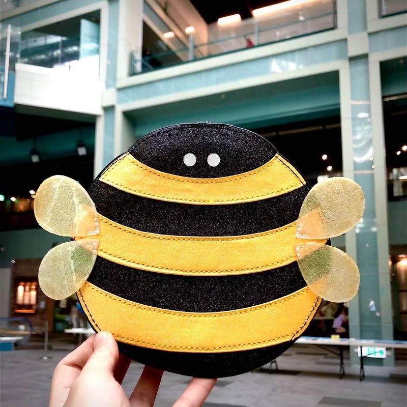 Childish bee-shaped cross-body bag - Cool Village - กระเป๋าแมสเซนเจอร์ - หนังเทียม สีเหลือง