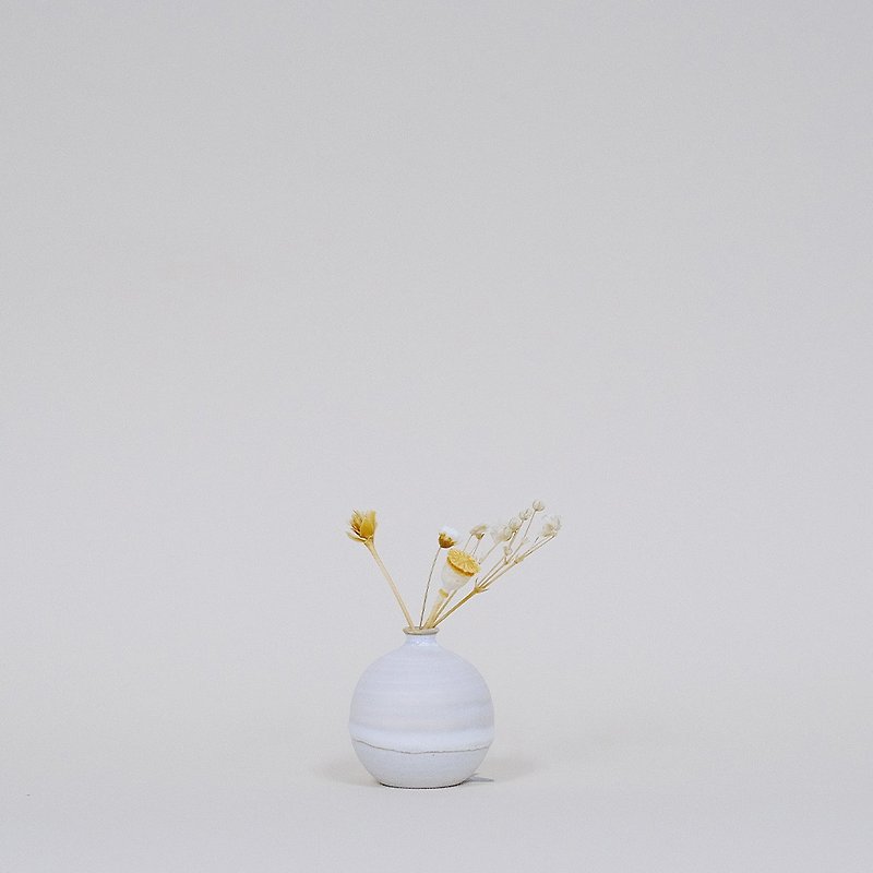 Handmade Ceramic Mini Vase - Egg Shell White - เซรามิก - เครื่องลายคราม ขาว