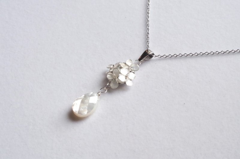 マニキュアフラワーの小花とホワイトシェルのペンダント・Blanc・シルバー - ネックレス - その他の素材 ホワイト