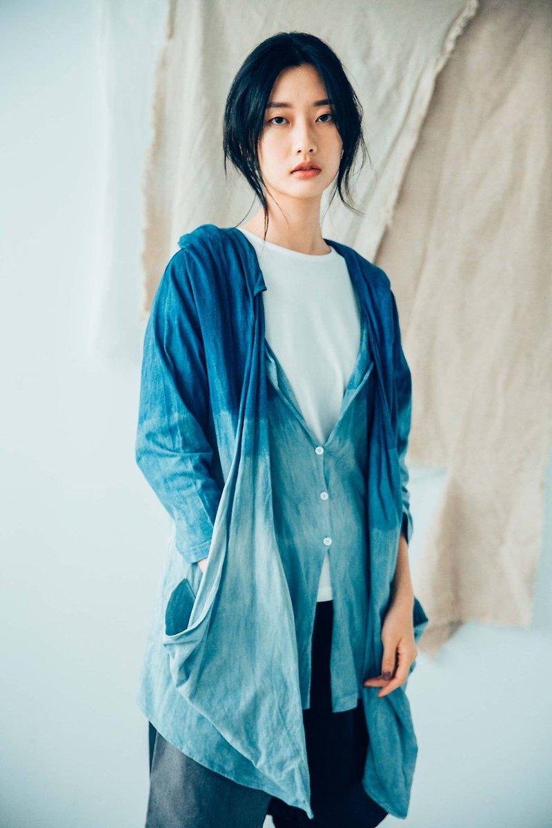 連帽口袋版型外套 漸層藍染  Organic Cotton - 外套/大衣 - 棉．麻 藍色