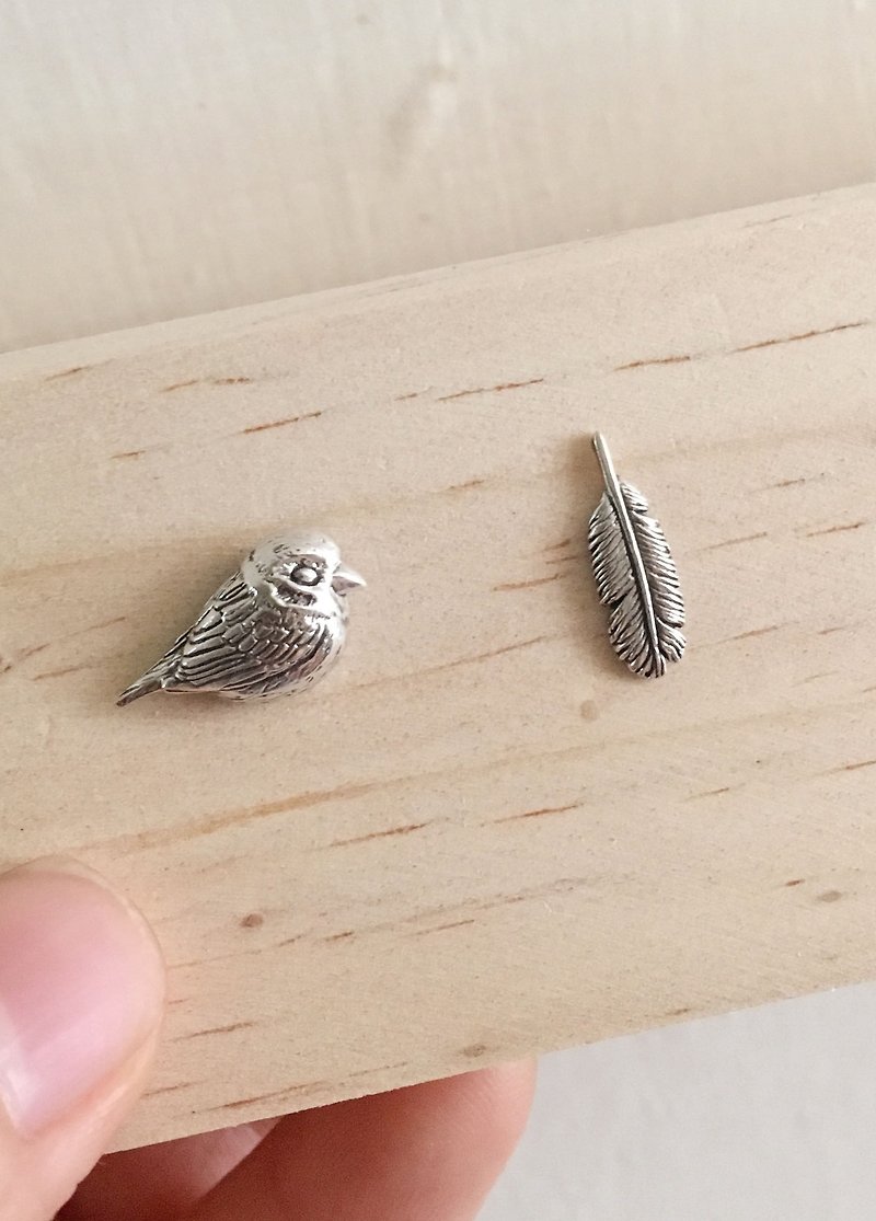[Petite Fille Handmade Silver] mini collection Small Sparrow & Feather Sterling Silver Earrings - ต่างหู - โลหะ สีเงิน