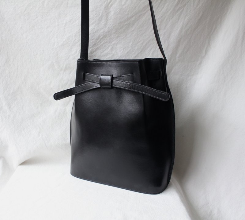 FOAK古著 三宅一生黑色綁結牛皮包 - 側背包/斜背包 - 真皮 