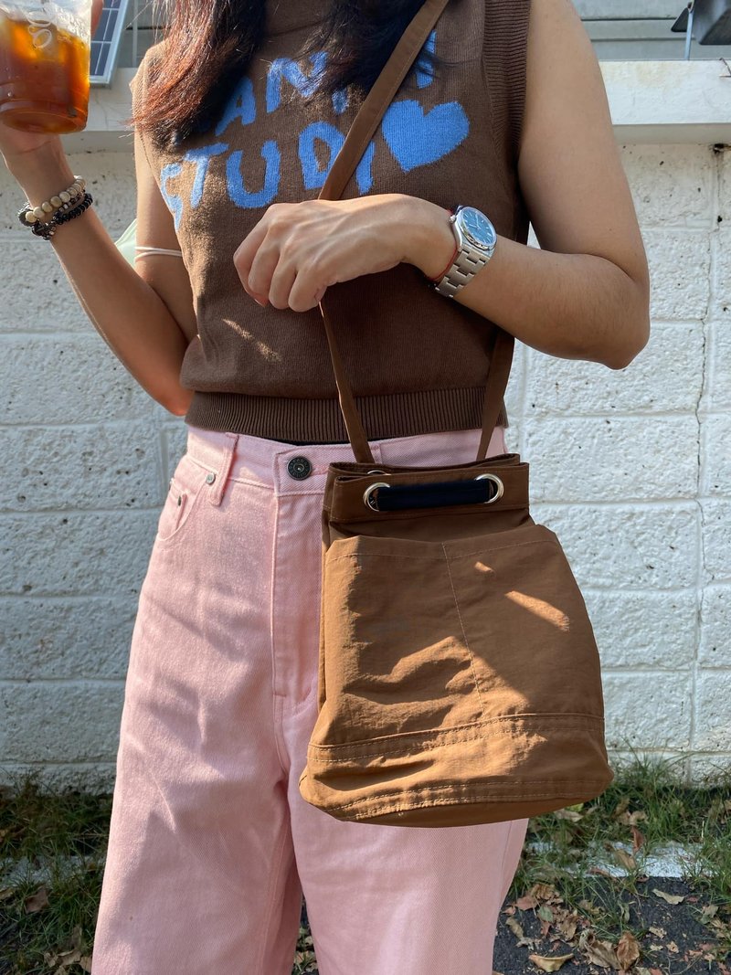 Underline Brown Nylon Bucket Bag with adjustable strap - 手提包/手提袋 - 棉．麻 咖啡色
