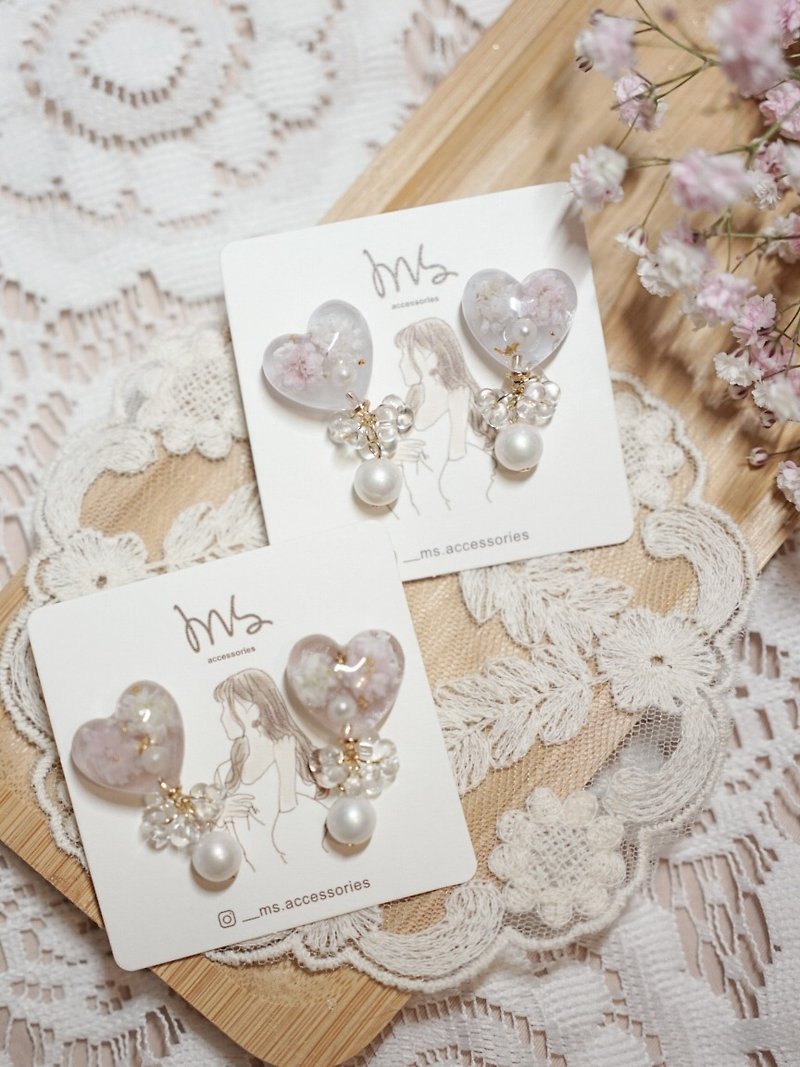 Heart shaped with dried flower earrings - Earrings & Clip-ons - Resin White