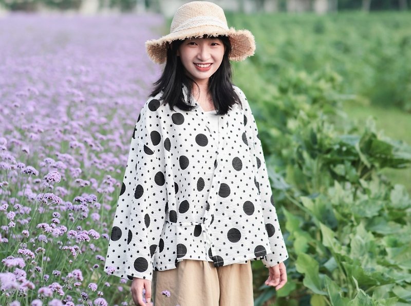 White polka dot French style slanted tie shirt Japanese style and the style of the Republic of China top for gender-neutral wear - Women's Tops - Wool White