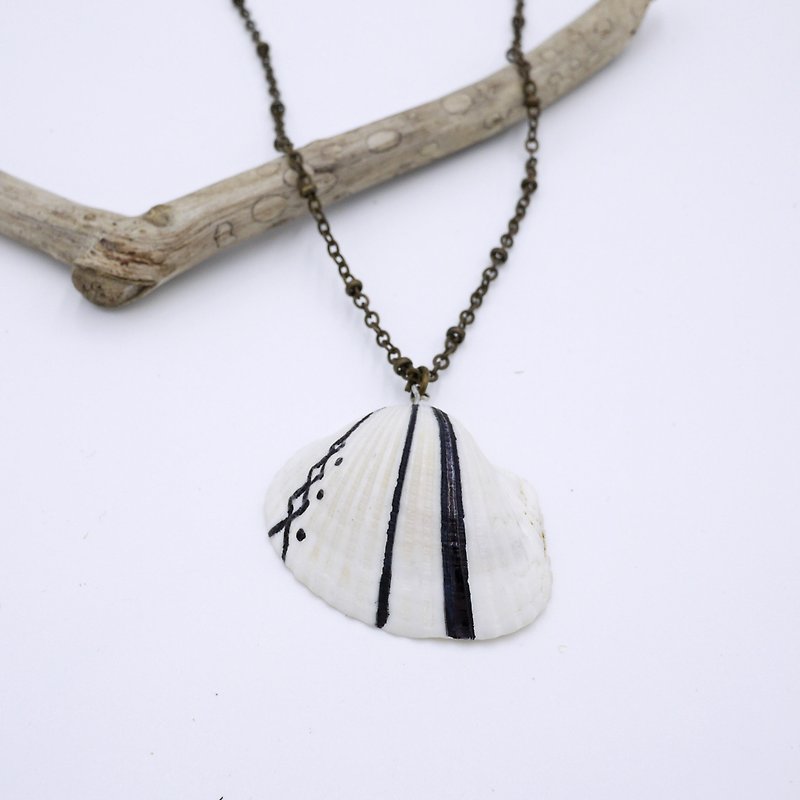 Upcycling Necklace, Shell, Free hand drawing, zen drawing - black & white - Chokers - Porcelain White