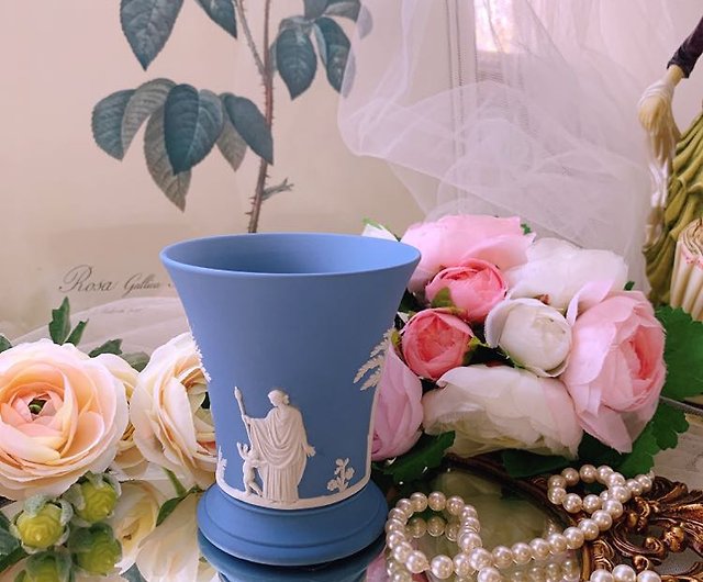 イギリス ウェッジウッド ジャスパーブルージャスパー 型押し ギリシャ神話 花瓶 ペン バレル 化粧道具 バレル - ショップ Annie's  antiques 花瓶・植木鉢 - Pinkoi