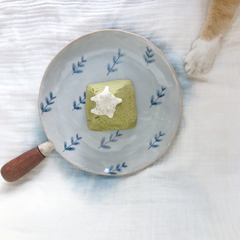Ceramic plate withe wooden handle - จานและถาด - ดินเผา ขาว