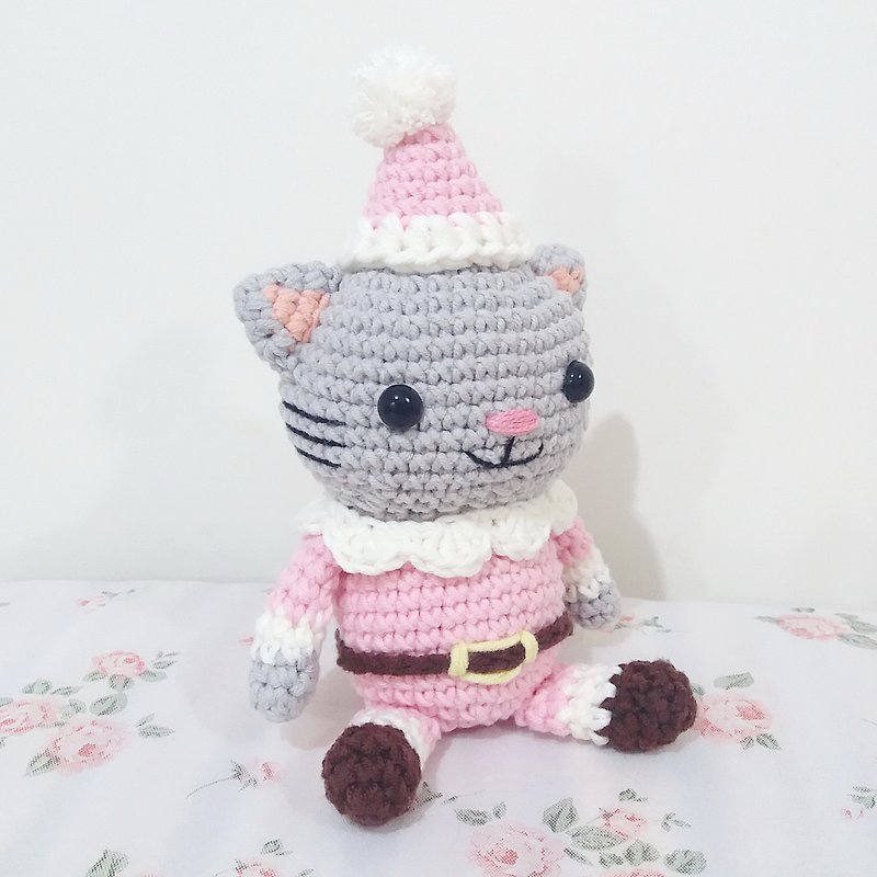 Trainee Christmas Cat Santa Cat Trainee Handmade Crochet - ตุ๊กตา - ผ้าฝ้าย/ผ้าลินิน หลากหลายสี