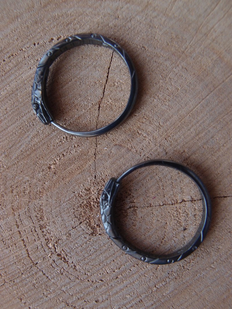 Ouroboros snake black sterling silver Pair of earrings 18mm 0.7''  handcrafted - ต่างหู - เงินแท้ สีดำ