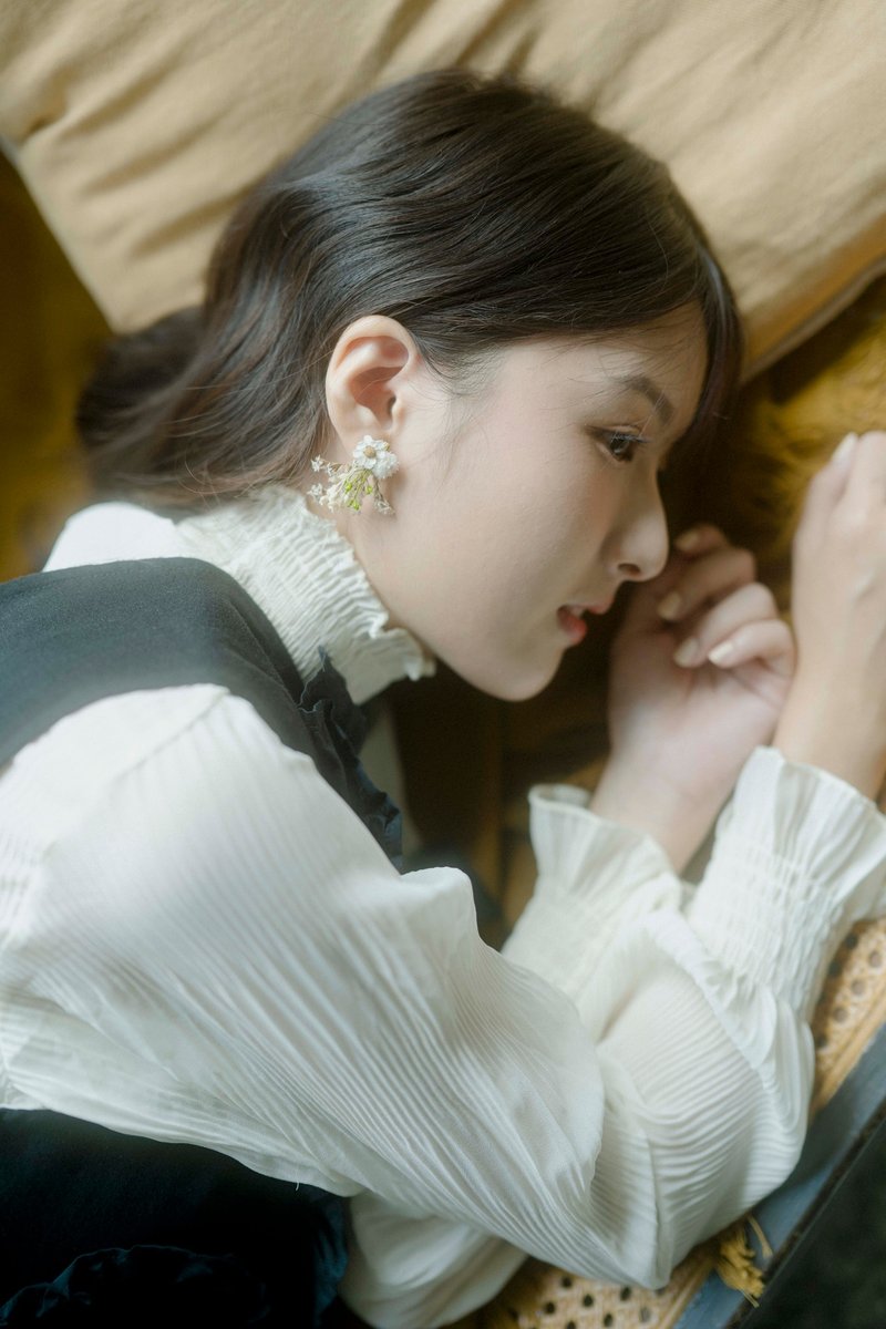 小花束耳環 Rachel Earrings - 耳環/耳夾 - 植物．花 白色
