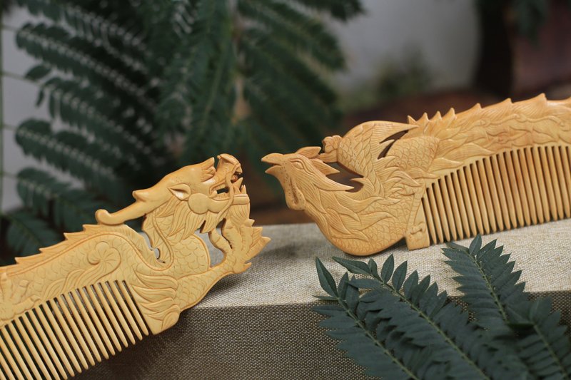 Yi Ranzhi Wood Carving | Boxwood double-sided carved heirloom comb | Dragon and Phoenix in auspiciousness | Wedding ceremony - อุปกรณ์แต่งหน้า/กระจก/หวี - ไม้ 