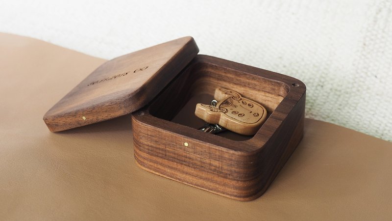 Walnut wooden gift box - อื่นๆ - ไม้ สีนำ้ตาล