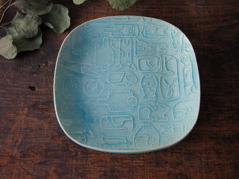 Turkish blue square plate with relief small animals - จานและถาด - ดินเผา สีน้ำเงิน