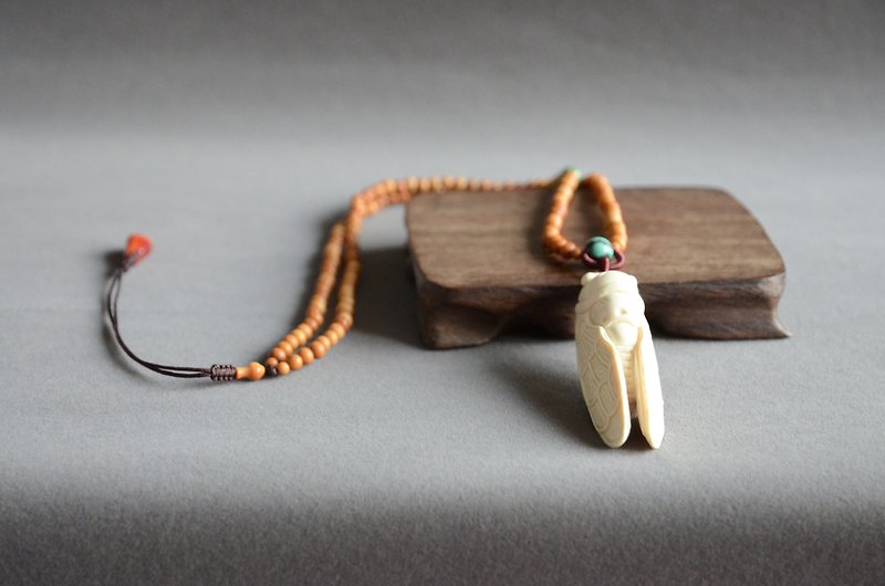 [夏鸣] natural Siberian mammoth ivory carving 蝉 meaning literary simple necklace - Necklaces - Gemstone White