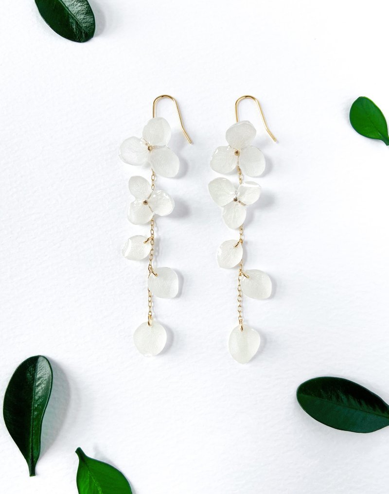 Real flower Jewelry│Dancing hydrangea drop earrings│White - ต่างหู - พืช/ดอกไม้ ขาว