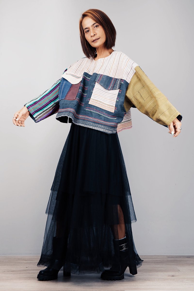 Unisex Oversize Top, Remake vintage hemp Hmong fabric, round neck with pockets - 女裝 上衣 - 棉．麻 多色