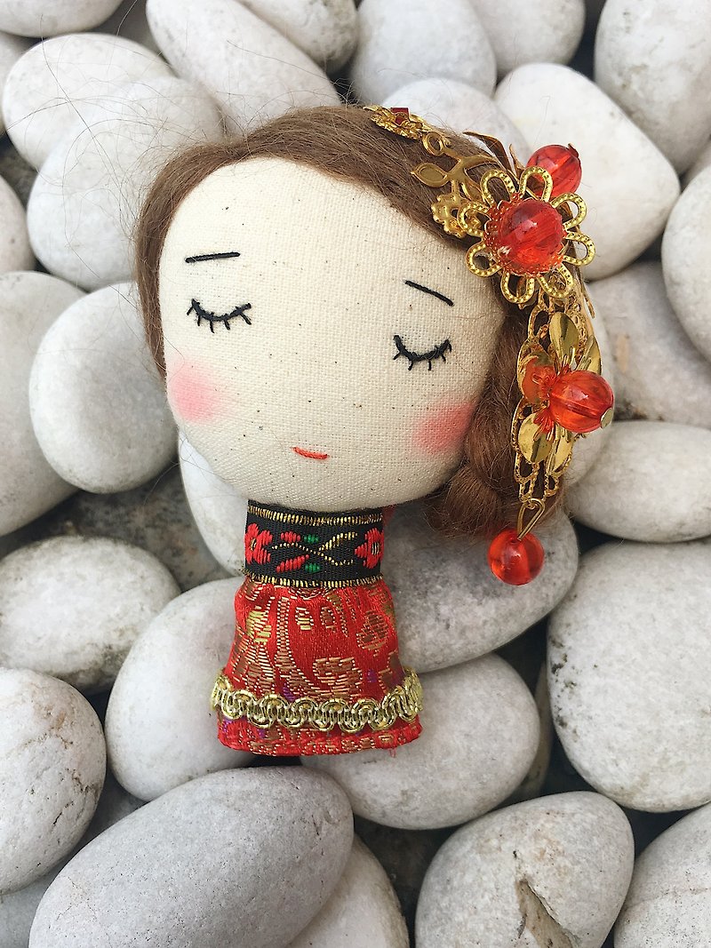 Handmade brooch- Traditional Wedding Girl - 玩偶/公仔 - 棉．麻 