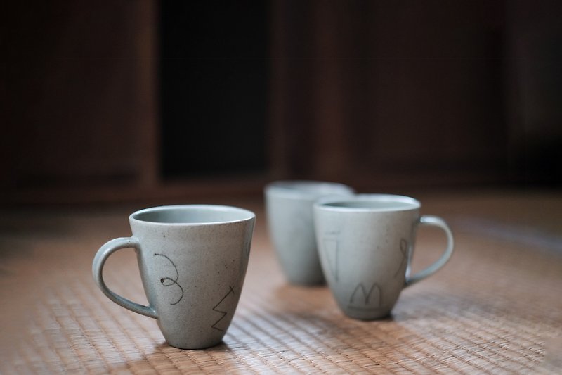 Mug|Pencil Graffiti Pottery Mug - แก้วมัค/แก้วกาแฟ - ดินเผา สีเทา
