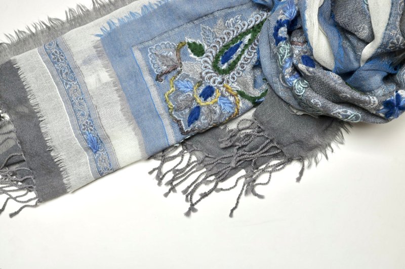 [Christmas Gift Box] Cashmere boiled wool hand-embroidered scarf shawl gray blue and white three-layer yarn 2 - ผ้าพันคอถัก - ขนแกะ สีกากี