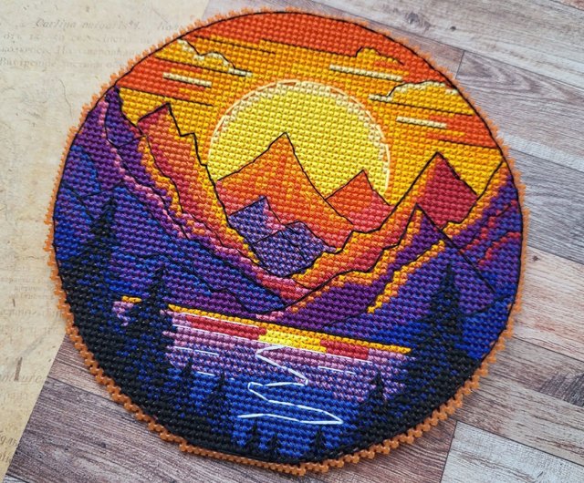 デジタル】山の風景のクロスステッチパターン; ハイキングの刺繍
