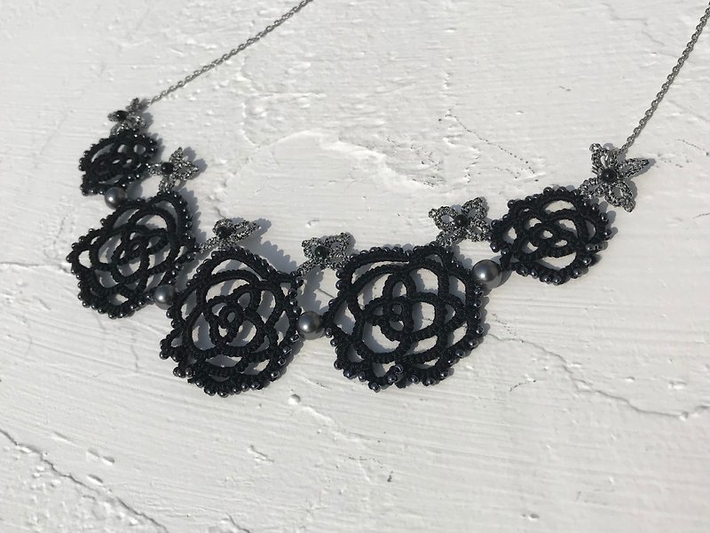 tatted rose necklace (black) / gift / Swarovski crystal pearl / customize - สร้อยคอ - ผ้าฝ้าย/ผ้าลินิน สีดำ